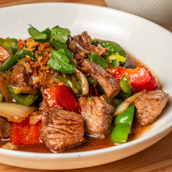 Wok de ternera, pimiento y verduras con arroz de jasmin- Cơm bò lúc lắc